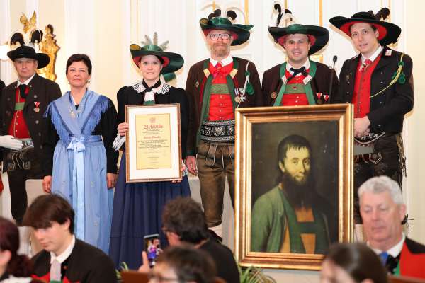 Katrin Ellecosta á pié do la onoranza, tl Kurhaus da Maran. (Foto: Scizeri Südtirol)
