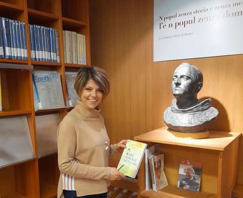 Alberta Rossi dedant al bust de Pare Frumenzio Ghetta de Martin, a chel che la biblioteca é dedicada.
