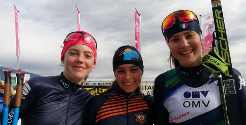 La squadra de combinazion nordica con Greta Pinzani, Asia Marcato del SC Gherdëina e Annika Sieff del Ski College de Fascia.
