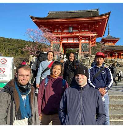 Andrea (tedant a dreta) con si compagnes tedant al tempie budist Kiyomizu-dera.
