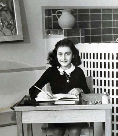 N retrat de Anne Frank ai tempes de la scola.
