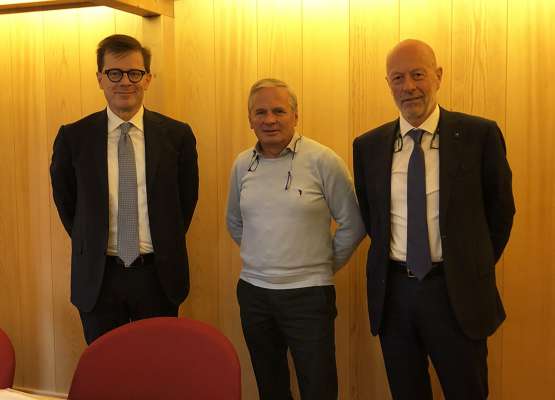 L nef diretor Ruggero Lucin (a man cencia) con l president Carlo Vadagnini e l diretor che va fora Luciano Braito
