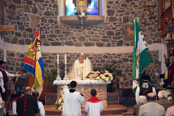 Don Mario Bravin endèna messa a la Sègra del Sacro Cher de Gejù
