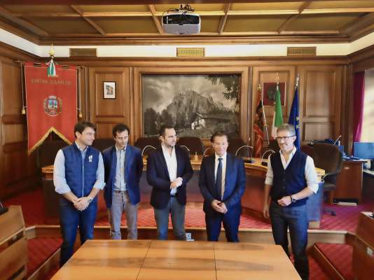 El ministro Spadafora co i doi comisarie Sant'Andrea e Toniolo, col capocomun Ghedina e Giacobbi aministrator de Fondazion Cortina 2021.
