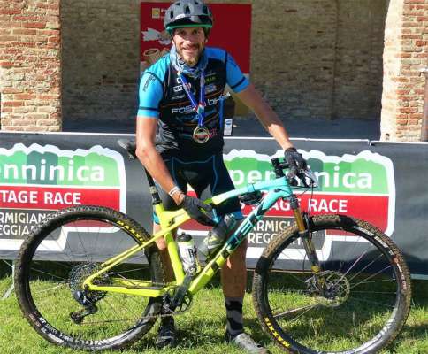 Guido Cuzzato à tout pèrt a l’Appenninica MTB con la maia del Fascia Bike.
