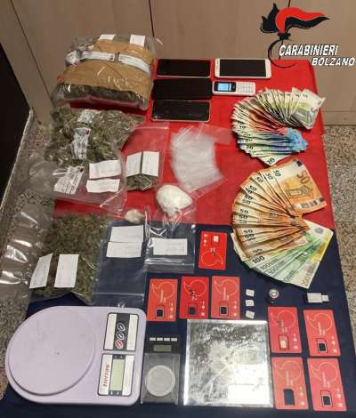 700 gram de marijuana, 45 de cocaina, 2.000,00€ en contanc. (© Carabiniers)
