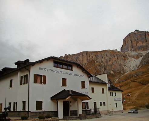 El rifugio »Casa Alpina« sun Pordou l é taié a mez fora dal confin ntra Fodom e Cianacei.
