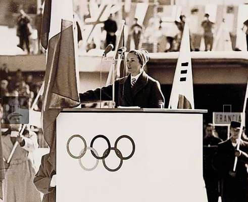 Giuliana Minuzzo Chenal in Anpezo, al stadio Olimpico, ai 26 de jenaro del 1956, ra śura par dute i atletes del mondo.
