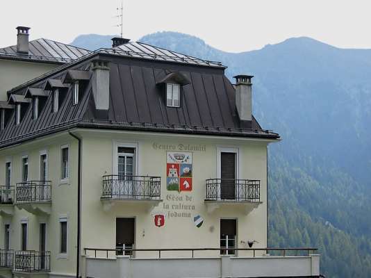 L ex Hotel Dolomiti, senta del Mujeo Ladin Fodom.

