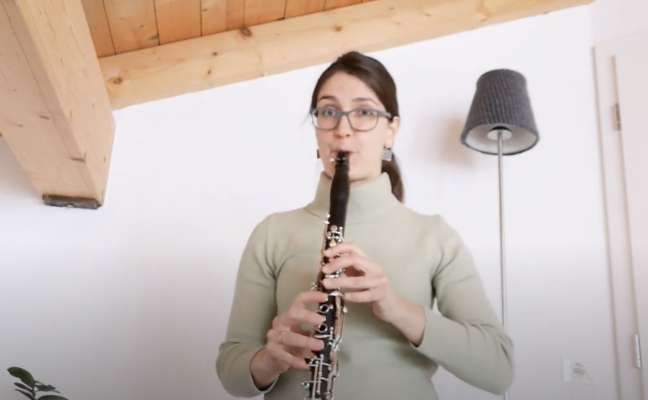 La insegnanta de clarinet y saxofon Stefanie Watschinger. Ëra á cun la colaboraziun de sü colegs metü adöm le video.
