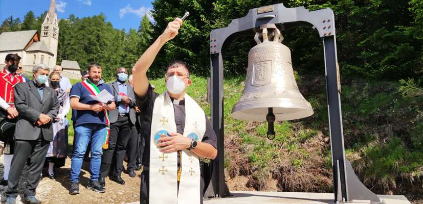 Don Andrea Malfatti benedesc la ciampèna.
