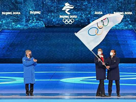 Thomas Bach presidente de el Comitato olimpico i à pasà ra so bandiera a i doi capecomun de Milan e de Anpezo: ades tocia a lore ra moe, par cuatro ane.
