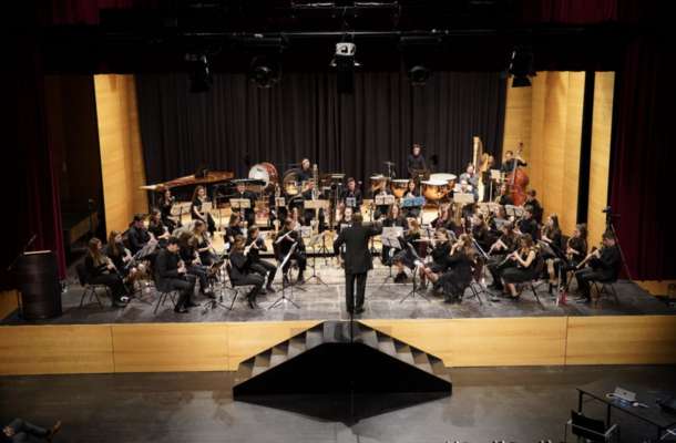 L’orchestra de stromënc a fle de lëgn dauriará le De pedagogich por insegnantes y insegnanc dles scores de musiga ladines y todësces te Südtirol. (foto: Konrad Pichler)
