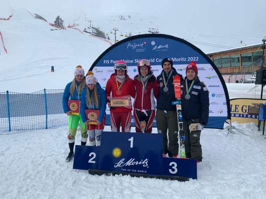 Chiara Mazzel con sia vida Fabrizio Casal al 3° post sul podie de slalom strent. 
