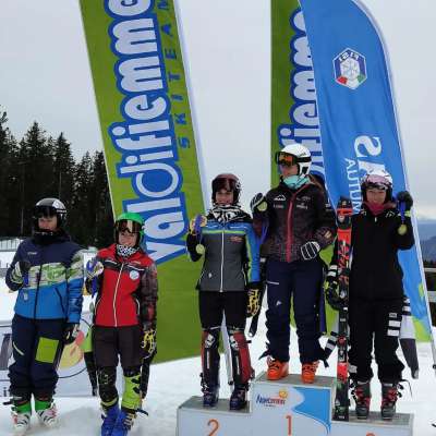 Camilla Gottardi de la Monti Pallidi e Ski College sul prum sciaer e Lara Markthaler del Ski Team Fascia sul 3° anter le Allieve.
