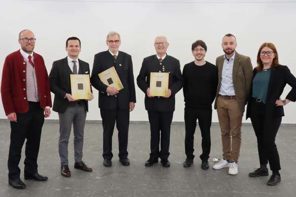 Gran sodesfaziun por le proiet garaté: dmc él Konrad Tavella (mëmber dla juria pro le concurs de composiziuns), André Comploi (co–autur de Cianté Ladin y mëmber dla juria), Tone Gasser, Iarone Chizzali (co–autur y terzo pest pro le concurs), Manuel Schuen (davagnadú dl concurs), René Pescoll – presidënt dla ULVB y la colaboradëssa dla Uniun Marianna Kastlunger. (© Pablo Palfrader)
