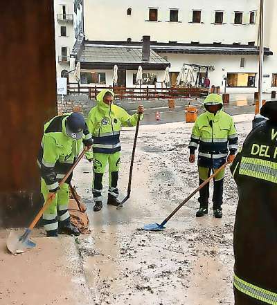 Su in Son Śuogo ome de ra protezion zivil e de i ponpiere che laora, par netà via ra leda menada da ra roa.
