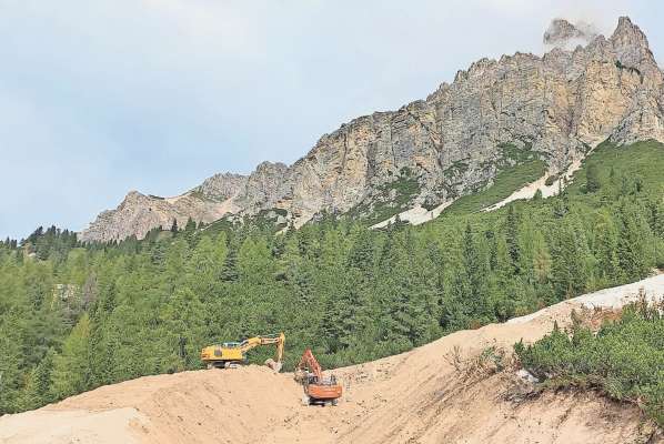 El laoro che i à fato su chera graes che ‘l é de sora de el stradon 48 de ra Dolomites, su in Son Śuogo, a śì da Anpezo ves Auronzo e Misurina.
