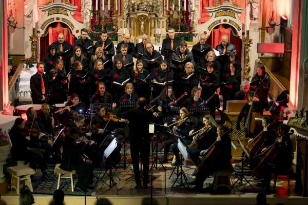 Cor y Orchestra tratan le conzert a Badia. (Foto: © Freddy Planinschek)
