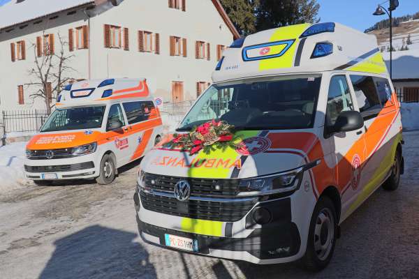 Les döes ambulanzes dla Crusc Blancia d’Al Plan - a man dërta la nöia. (© Pablo Palfrader/La Usc di Ladins)
