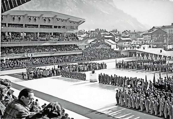 Ai 26 de jenaro del 1956 i daerśe ra VII Olimpiades d’inverno, inze chel stadio agnó che ancuoi se podarae fei un bel museo de el sport in Anpezo.
