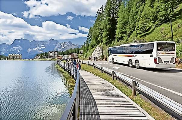 Un pullman de Dolomiti Bus in śiro par ra nostra vales.
