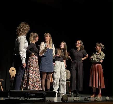 Les protagonistes de "Morvëies", tratan la pröma rapresentaziun a La Ila. (Foto: Lucia Piccolruaz)
