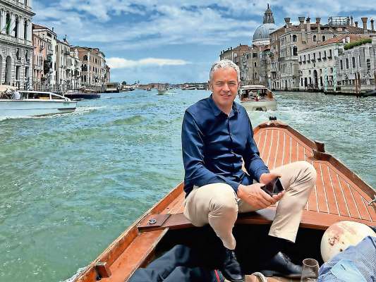 L anpezan Roberto Rimoldi Rudatis a Venezia, el di de ra festa par el so laoro.
