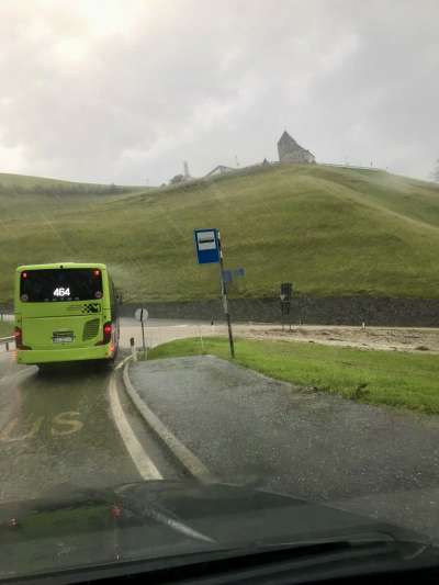 Eghes sura San Martin. Söl retrat la burcia da oje ite cuntra Lungiarü. (Foto: Stödafüch)
