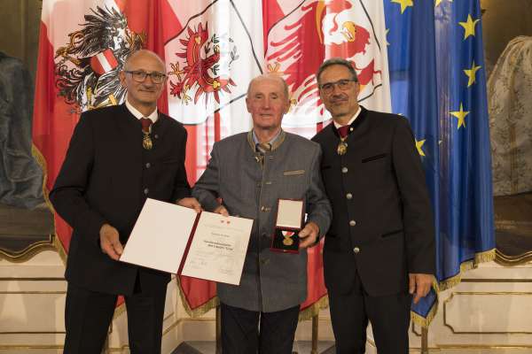 (Dmc) Le presidënt dl Tirol Anton Mattle, Herbert Pezzedi da Corvara y le presidënt dl Südtirol Arno Kompatscher. foto:Land Tirol/Sedlak
