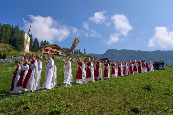 Tratan la prozesciun de San Senese. (Foto: © Alfred Erardi)
