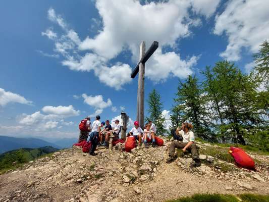 Le grup de partezipanc sö dala Crusc da Rît. (Foto: Ralf Pechlaner)
