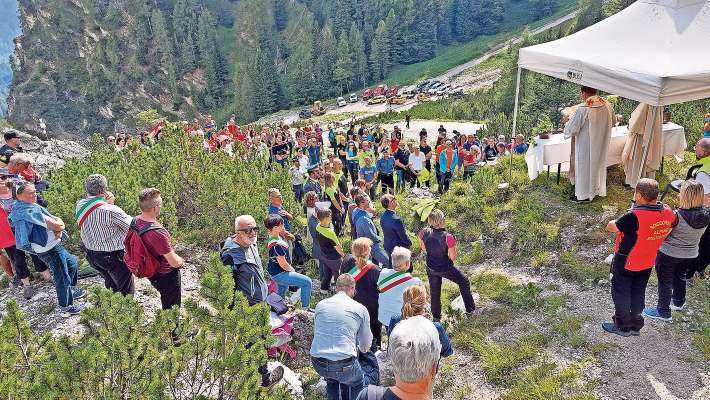 Ra mesa par i cuatro ome de Falco, chinesc ane dapò de chera desgrazia, su Inpó Pontió.
