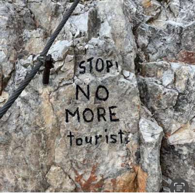 Fotografia dla scrita »Stop! Basta turisć« sön Sas dla Crusc. foto dal web: ildolomiti.it
