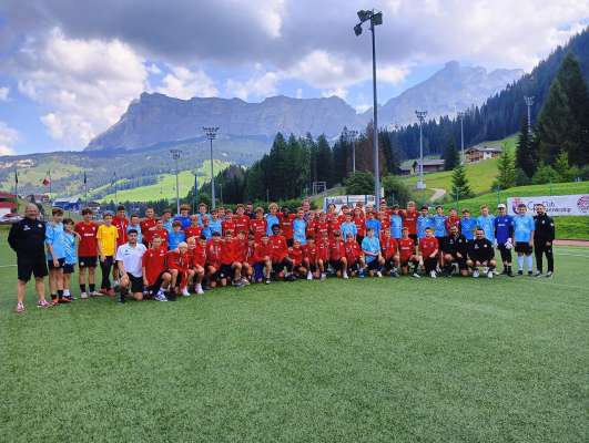 Les scuadres dl FC Südtirol U13 y U14 tratan la retrata a La Ila. foto:USAB
