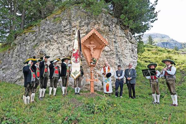 Ntánt la benediscion del crist refat dai scizeri da Fodom e Col. (Foto Werner Pescosta)
