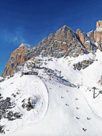 Ra pistes e i inpiante de Anpezo i viaśa su Time par duto el mondo, con chesta fotografia de Manaz.
