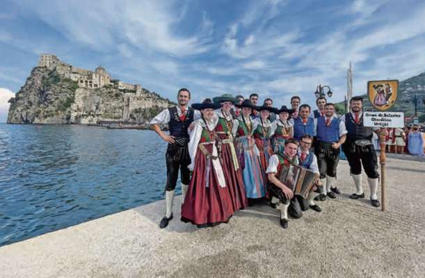 La Grupa balarins de Urtijëi à fat pea pra na defileda tl guant dala gherdëina sun l’ijula de Ischia.
