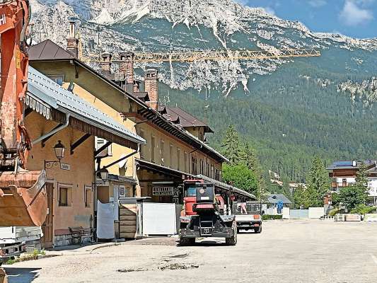 El piazal de ra stazion, agnó che i é drio a jaà, par dapò fabricà cuartiere, boteghes, servizie e un hotel noo.
