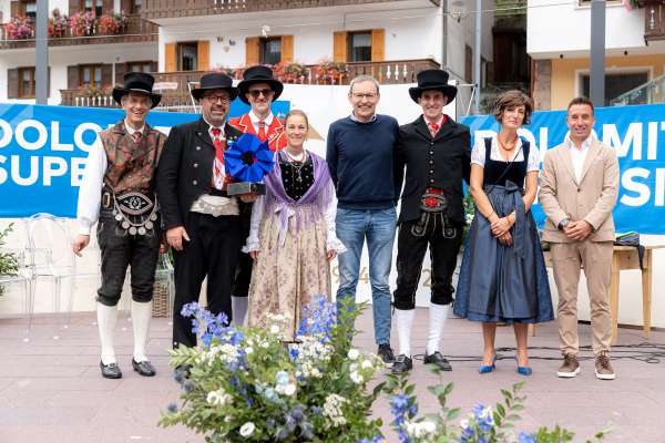 Retrat de grop con la autoritèdes a la festa a Cianacei per i 50 egn de Dolomiti Superski. (foto Mattia Rizzi)
