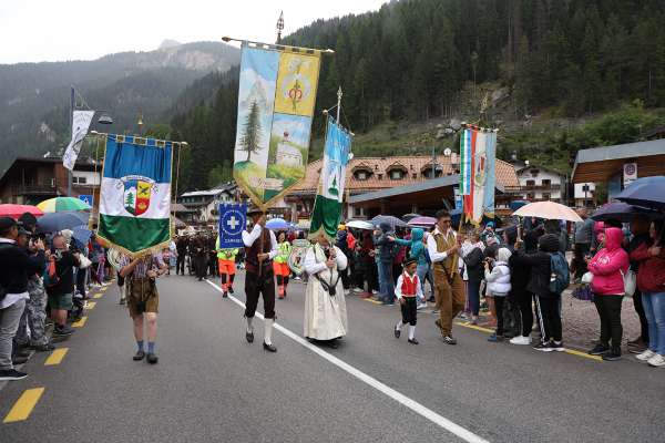 I confalons de Comun e de la sociazions à avert la defilèda. (Foto: Gran Festa da d’Istà, Diego/Marco Busacca)
