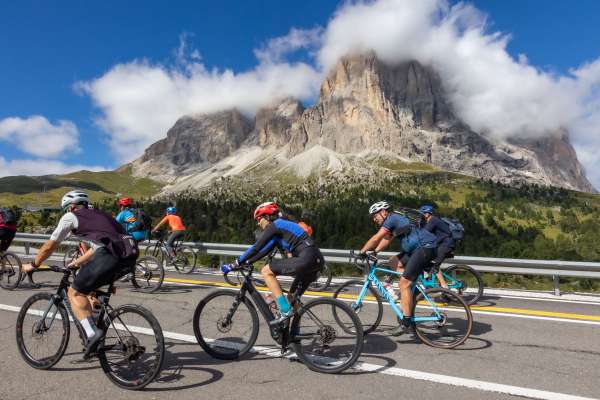 Secunda ediziun garatada dl »Sellaronda Bike Day« por munts y por valades