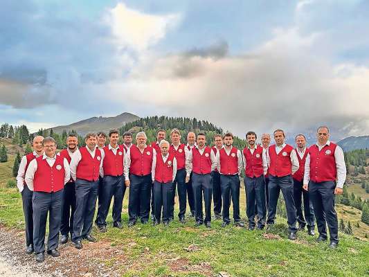 L Coro Fodom l é sul viade per jì a cianté ntel Galles.
