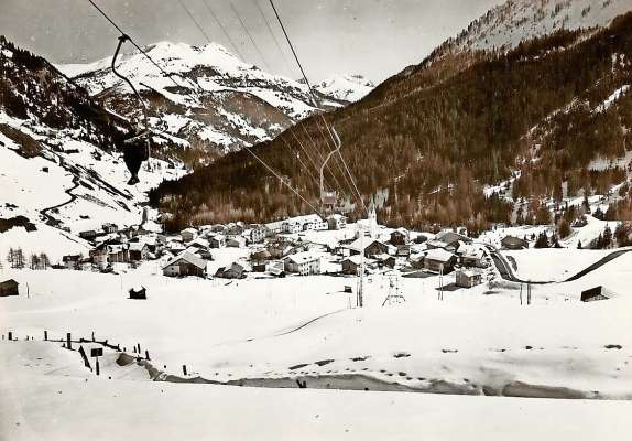 La vegla segiovia del Burz. Ncuoi, grazie al Dolomiti Superski, nte sua luoga n’é una che ogni inviern porta su plù den milion de schiadous.
