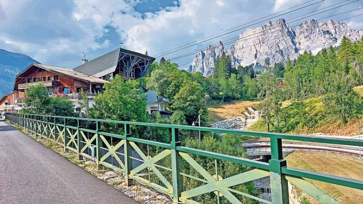 El vecio ponte de ra farata in Anpezo: ades ‘l é pi seguro, par duta ra śente che pasa da chera.
