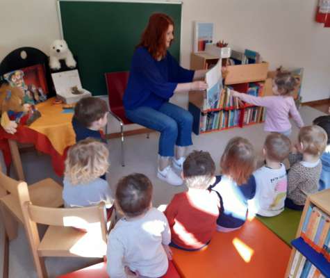 N momënt tratan l’incuntada cun la bibliotecara. foto:biblioteca SDC
