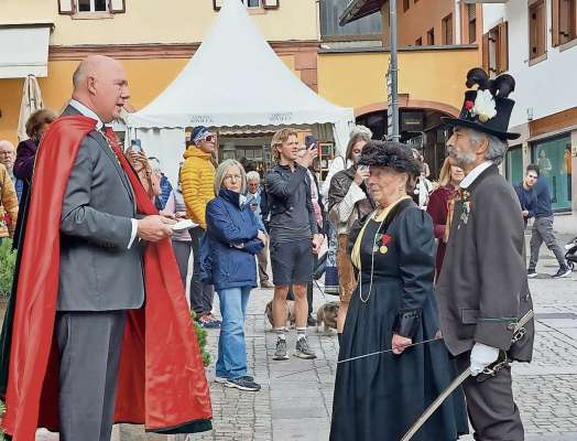 Istvan von Hamburgs und Lothringen, de ‘l Ordin internazional de Sant’Uberto, i sporśe ‘na relichia de el beato Karl I a Fausto Menardi Diornista, de ra Schützen Kompanie Anpezo Hayden, da ra portà inze jeja.
