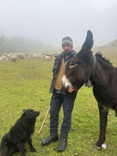 Le famëi Daniel Paratscha, che á vardé te Pöz cun süa compagna Sandra Hofer da Tlüses. Dlungia un de sü cians y le müsc. foto:DP
