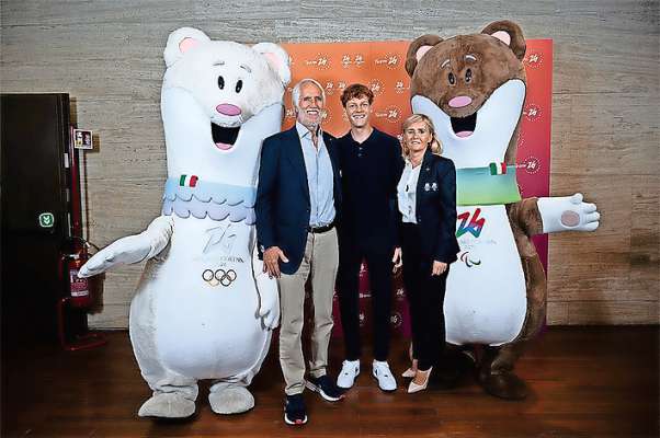 Jannik Sinner con Giovanni Malagò e Diana Bianchedi, aduna con Milo e Tina, ra doa mascotte de i Śoghe 2026.
