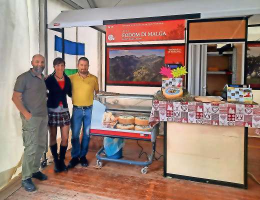 La delegazion de la lateria a Torino: da mán ciámpa Gianluca Ceretti, Elisa Darman e Cristian Grones.
